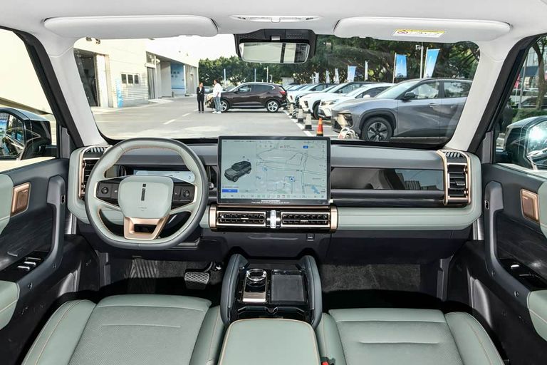 AIQAR eQ7 - interior