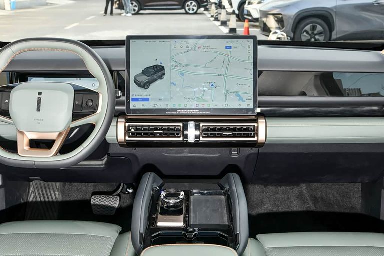 AIQAR eQ7 - interior