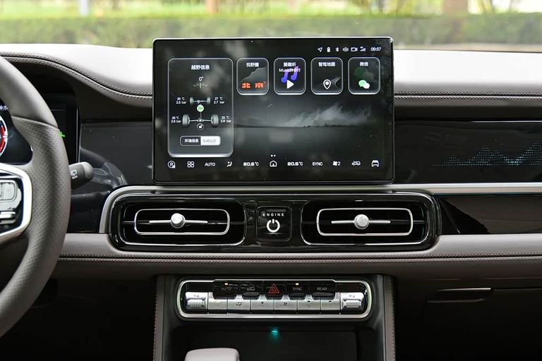Beijing BJ60 - interior