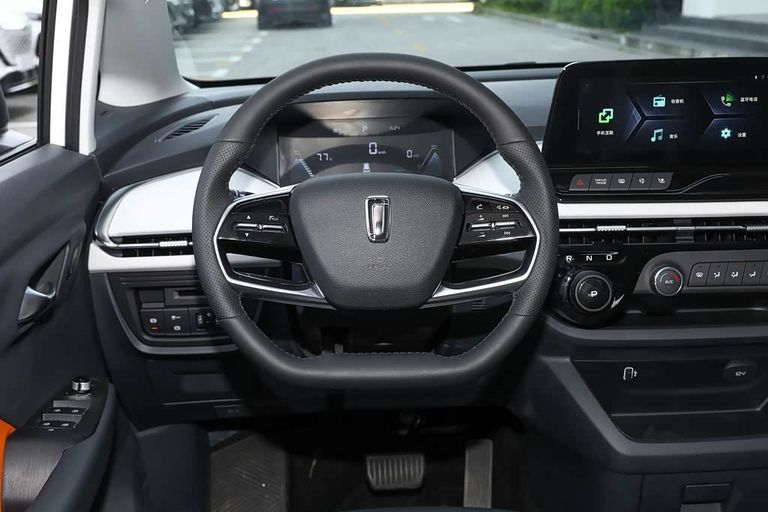 Bestune NAT E05 - interior