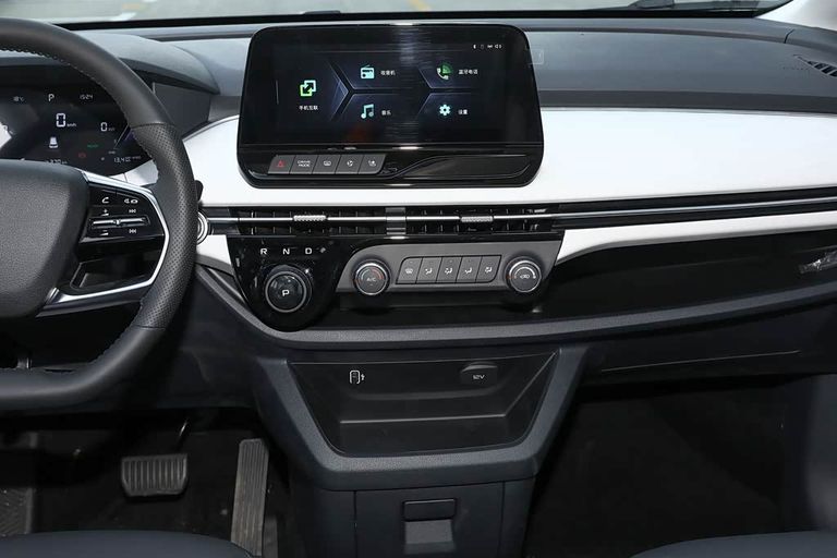 Bestune NAT E05 - interior