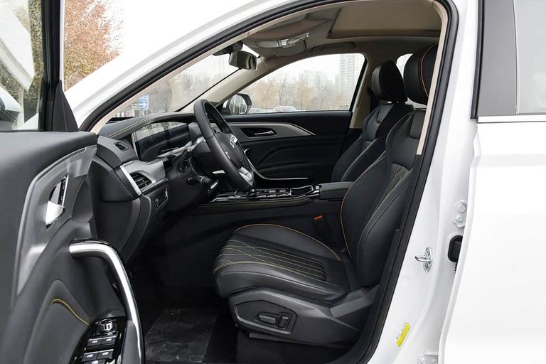 Bestune T77 - interior