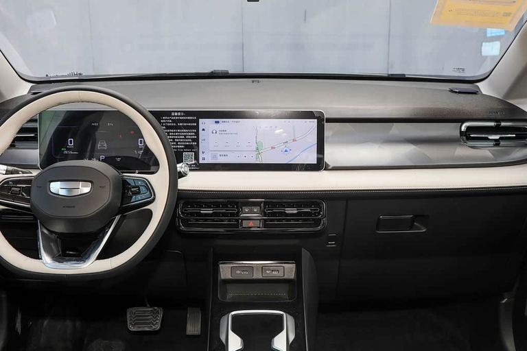 Geely Geometry E - interior