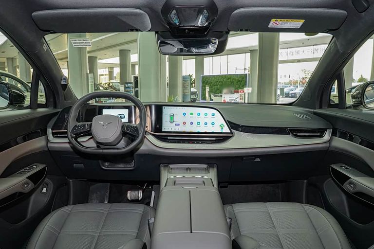 Hongqi EHS7 - interior