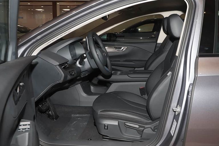 Hongqi E-QM5 - interior
