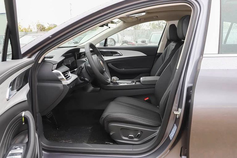 Hongqi H5 - interior