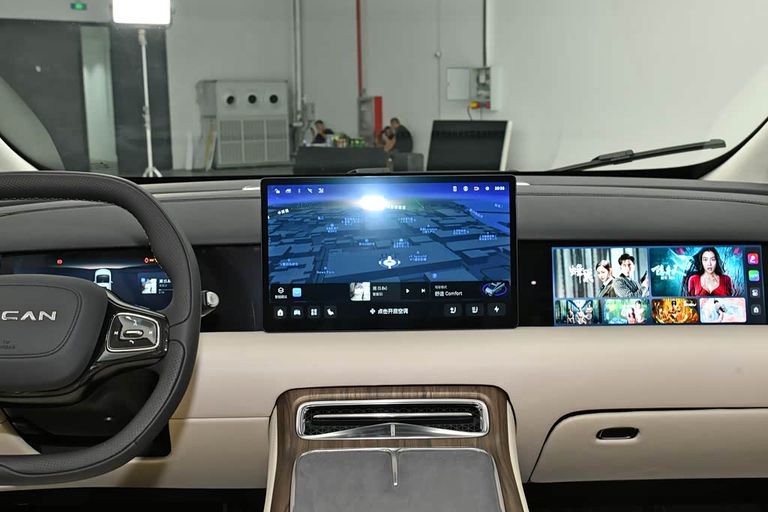 HYCAN V09 - interior