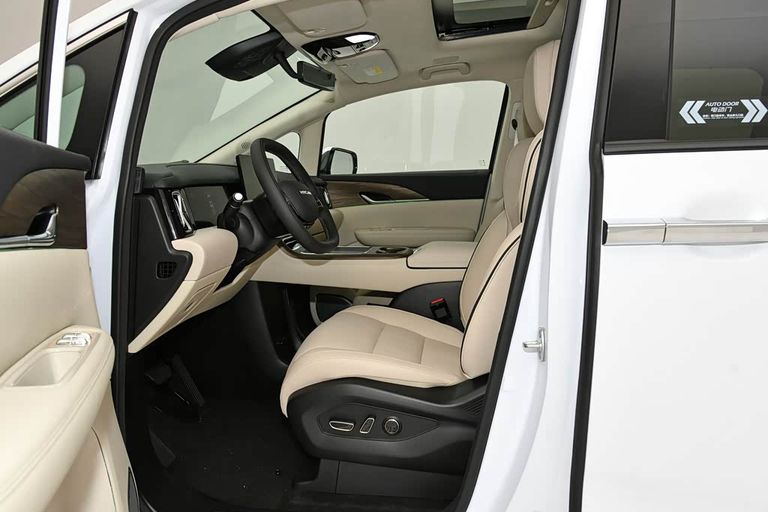 HYCAN V09 - interior