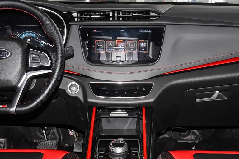 SWM G01FF - interior